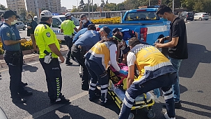 Zabıta aracı yolun karşısına geçmeye çalışan kıza çarptı