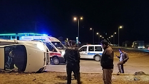 Direksiyon hakimiyeti kaybolan araç yan yattı: 4 yaralı