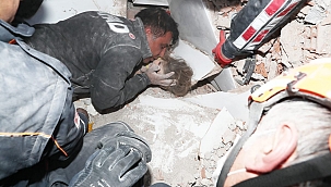 Enkazdan 91 saat sonra kurtarılan minik Ayla, hastaneye getirildi