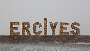 Erciyes Kayak Merkezi'ne lapa lapa kar yağdı