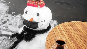 Erciyes'te maskeli kardan adam yaptılar