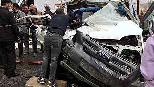 Kamyonet kamyona arkadan çarptı: 3 yaralı