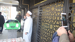 Karantinadaki belediye başkanı babasının cenaze namazını canlı yayından takip etti