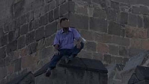 Kayseri'de kale surlarına atlamak için çıkan kişiyi polis ikna etti