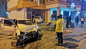 Kaza yapan otomobil dükkana girdi: 6 yaralı