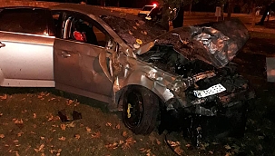 Otomobil, elektrik trafosuna çarptı: 5 yaralı