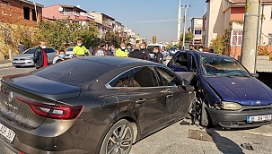 Otomobiller çarpıştı, hamile kadın hastaneye kaldırıldı