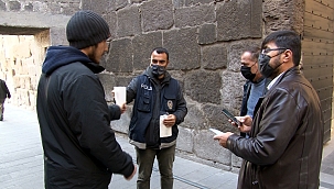 Polis önce maske verdi, sonra cezai işlem uyguladı