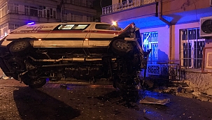 Ambulans ile ticari araç çarpıştı: 5 yaralı