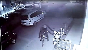Bisikletle gelen hırsız motosikletle gitti