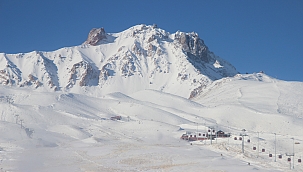 Erciyes'e kar yağdı, işletmeciler bayram etti