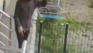 Eve giremeyince balkondaki çamaşır askılığını çaldı