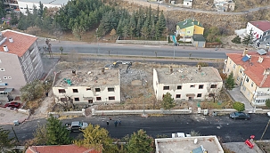 Hacılar’da 1970 yılına ait eski lojmanlar yıkıldı