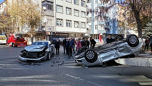 Kaza yapan otomobil ters döndü: 3 yaralı