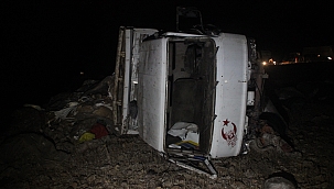 Otomobille çarpışan kamyonet şarampole devrildi: 2 ölü, 4 yaralı