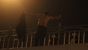 Üst geçitteki yarı çıplak şahıs polis ekiplerini harekete geçirdi