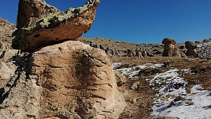 Çarığa benzeyen peribacası ilgi çekiyor