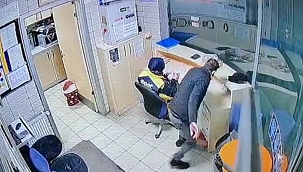 Kadın görevlinin arkasından yaklaştı, paraları alıp kaçtı