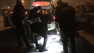 Polisten kaçan otomobilden uyuşturucu ve tabanca çıktı