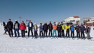 İzmir'den geldiler Erciyes'te kayak yapmanın keyfine vardılar