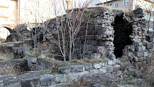 Tarihi medrese harabeye döndü