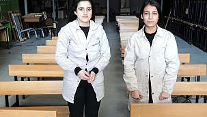 Liseli Beyza ve Ada, köy okulları için 5 bin sıra tahtası üretti