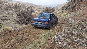 Mahsur kalan çocukları sırtlarında taşıyarak kurtardılar
