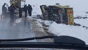 Kar küreme çalışması yapan iş makinesi devrildi