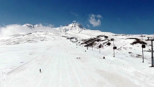 Turistler Erciyes'te boş pistlerin keyfini çıkardı