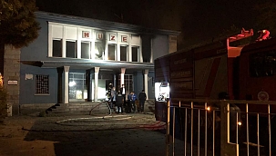 Eski müze binasında çıkan yangın hasara neden oldu