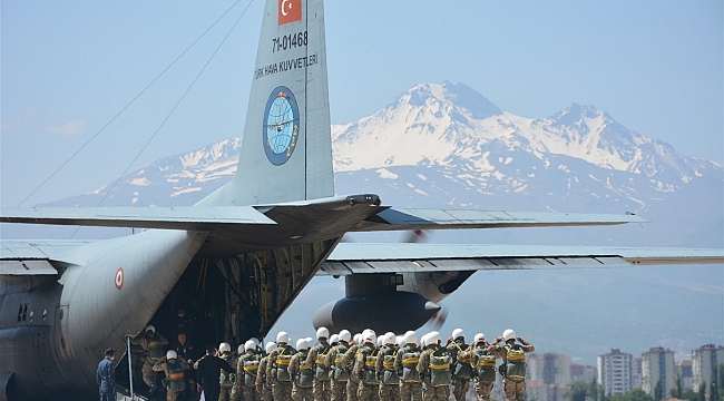 Komandoların paraşüt kursu nefesleri kesti
