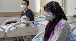 Anne-kız hastanede tedavi görüyor