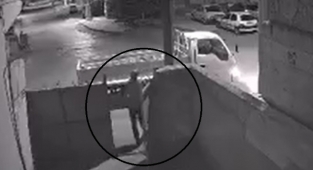 Demir kapıyı çalıp kaçtılar