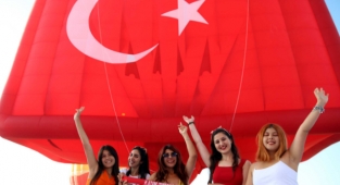 Hava balonları Atatürk posteri ve bayrakla havalandı