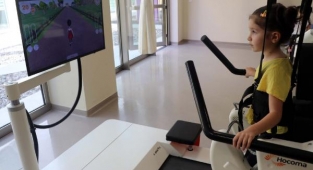 Leman, robotik yürüme cihazıyla hayata tutundu