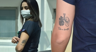 Pandemi hemşiresinin koluna 'dövme' oldu