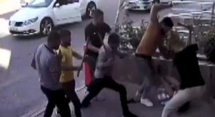 6 kişi otomobil aksesuarcısını darp etti