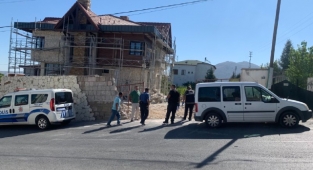 Çalıştığı inşaatta zemine çakılan işçi ağır yaralandı