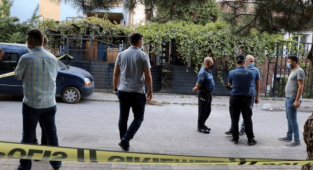Husumetli olduğu komşusunu öldürdü