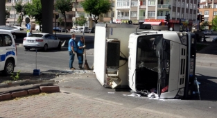 Kaza yapan et yüklü kamyonet devrildi