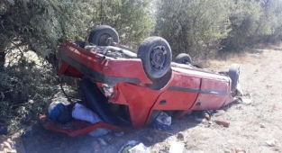 Otomobil şarampole devrildi