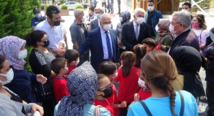 Sınıflarının kapatılmasını istemeyen veliler toplandı