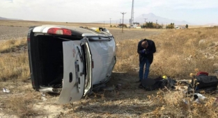 Hafif ticari araç takla attı: 1 ölü