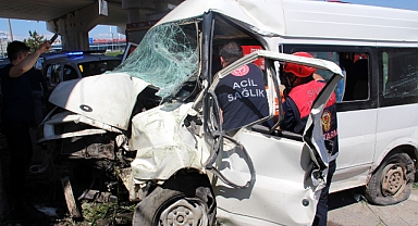 İki araç çarpıştı, köprü ayağına çarparak durabildi