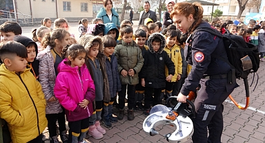 Minik öğrenciler itfaiyeyi çok sevdi