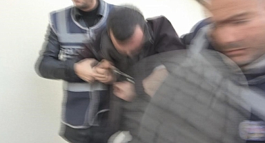 Kendisini görüntüleyen gazeteciye tekme salladı