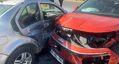 Otomobiller kavşakta çarpıştı: 3 yaralı