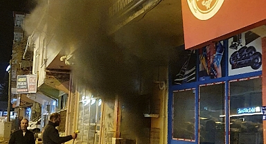 Pet shopta çıkan yangında kuş ve balıklar öldü, iş yeri sahibi yaralandı