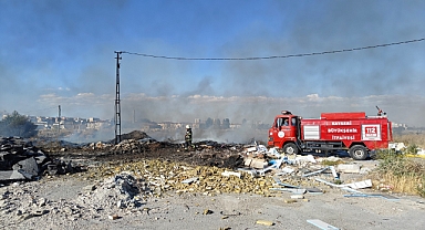 Boş arazide çıkan atık yangını söndürüldü