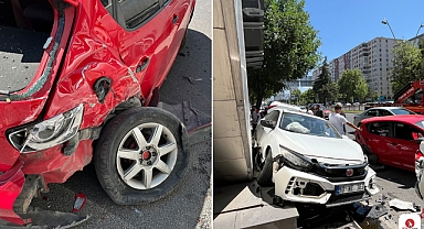 Kayseri’de kazada otomobiller kullanılamaz hale geldi